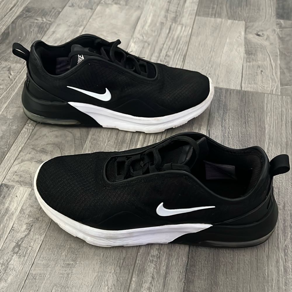 NIKE